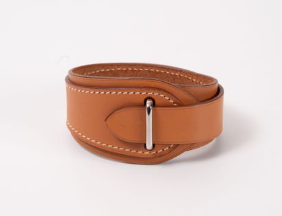 HERMES Paris
Bracelet manchette en cuir fauve...