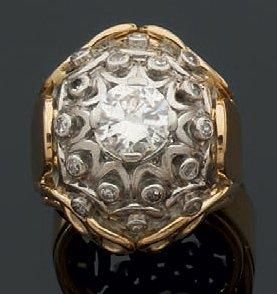 Bague dôme en or jaune et platine ornée d'un...