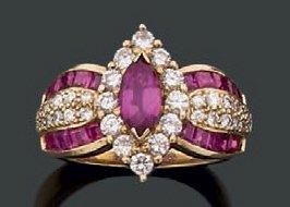 Bague en or jaune ornée d'un rubis navette...