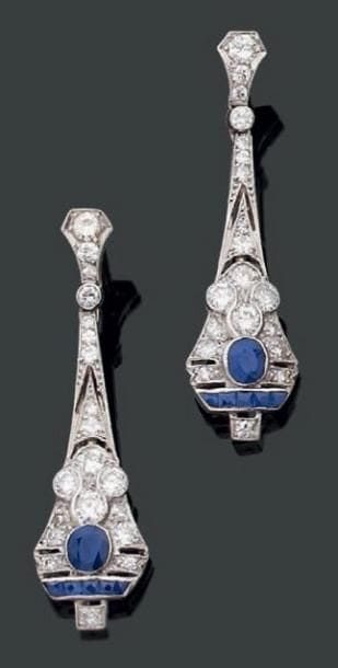Paire de pendants d'oreilles en or et platine...