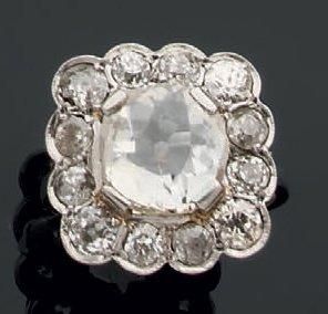 Bague en platine ornée d'un diamant de taille...