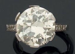 Bague en platine ornée d'un diamant demi-taille....