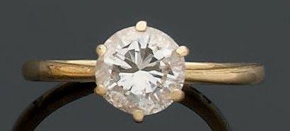 Bague en or jaune ornée d'un diamant taillé...