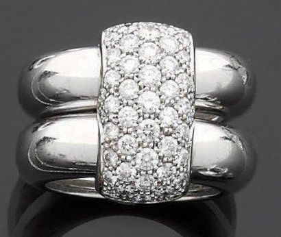 CHAUMET Paris
Bague en or gris formée de...