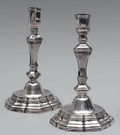 Paire de flambeaux en argent, posant chacun...