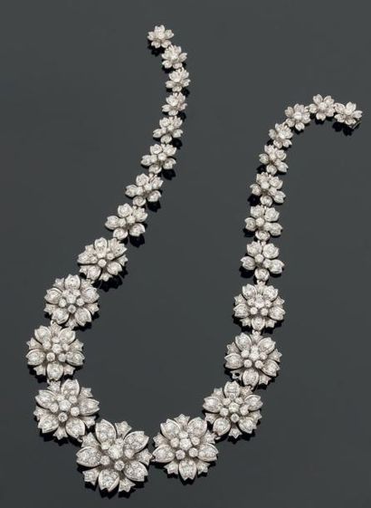 Élégant collier en or gris, composé d'une...
