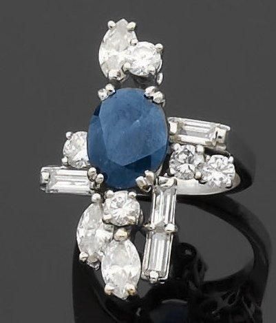 Bague en or gris, ornée d'un saphir ovale...