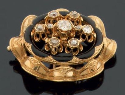 Broche ovale en or jaune sertie de neuf diamants...
