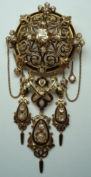 Broche en or jaune ajouré, rehaussé d'émail...
