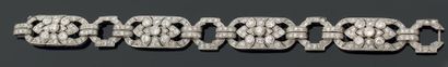 Bracelet articulé en platine, formé d'une...