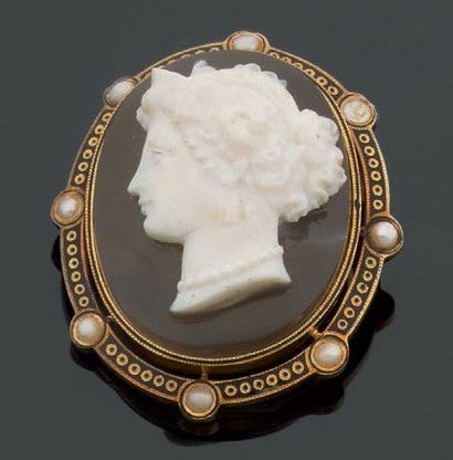 Broche ovale en or jaune ornée d'un camée...