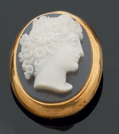 Broche ovale en or jaune ornée d'un camée...