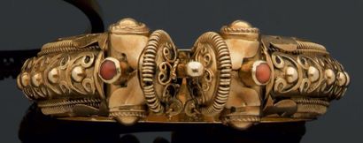 Bracelet rigide demi-jonc, ouvrant, en or...
