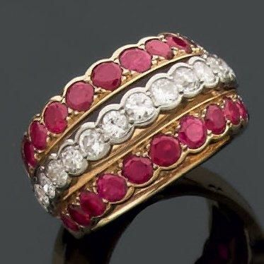 Bague en or jaune formée d'une ligne de quinze...