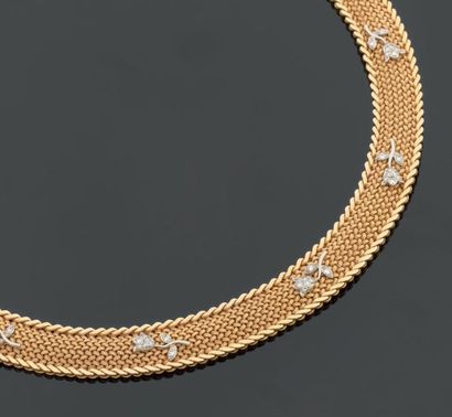 Collier ras-du-cou en or jaune tressé mat...