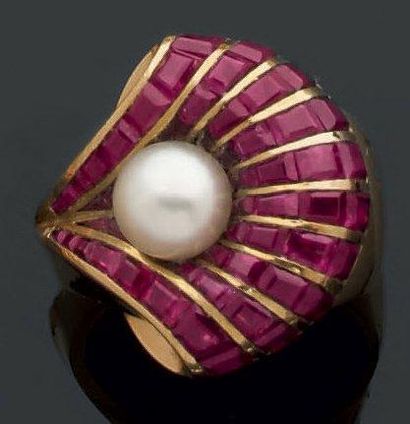 Bague en or jaune, en forme de fleur d'arum...