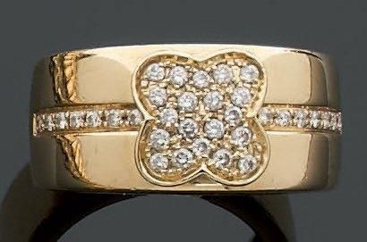 MAUBOUSSIN, Paris
Large bague en or jaune...