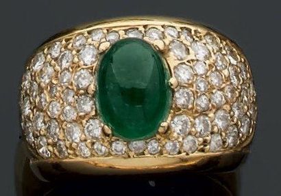 Bague jonc en or jaune ornée d'un cabochon...
