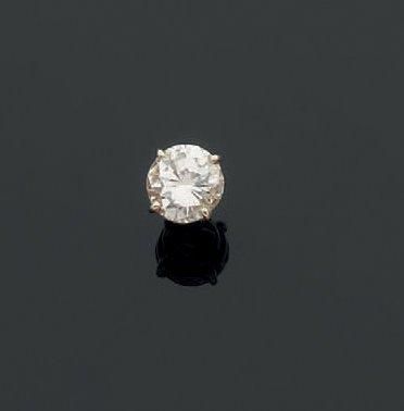 Clou d'oreille en or gris orné d'un diamant...