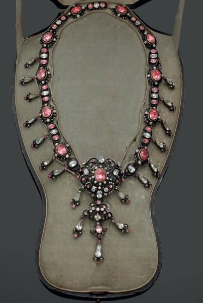 Collier en argent formé de rosaces et d'anneaux...