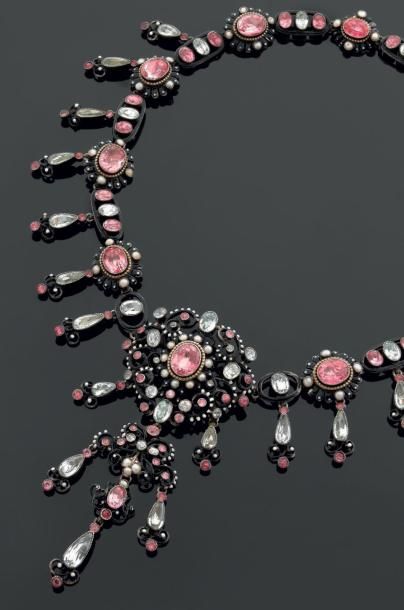 Collier en argent formé de rosaces et d'anneaux...