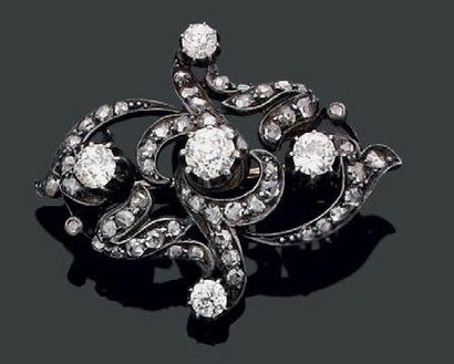 Broche en argent et or à décor de rinceaux...