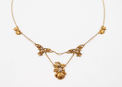 Collier draperie en or jaune (750) orné de...