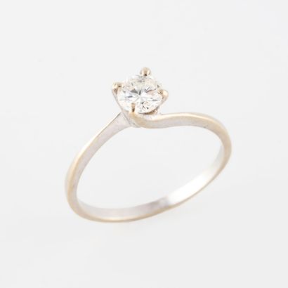 Bague solitaire en or gris (750) ornée d'un...