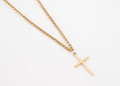 Chaîne et pendentif croix en or jaune (750).
Fermeture...