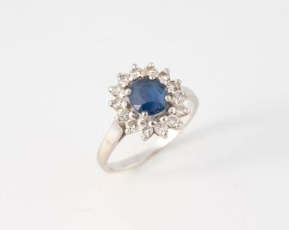 Bague marguerite en or gris (750) et platine...