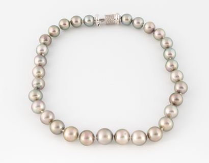 Collier de perles de culture grise.
Fermoir...