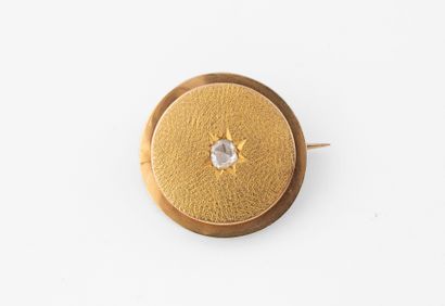 Broche ronde en or jaune (750) amati, centré...