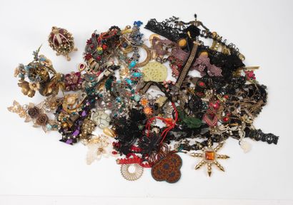 Lot of costume jewelry in metal, colored...