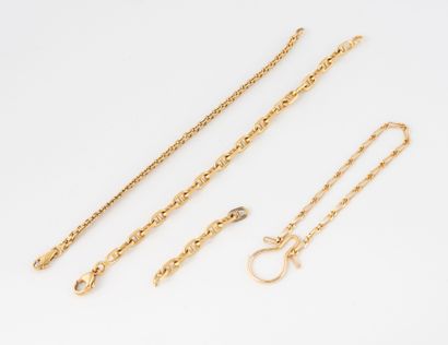 Lot de deux bracelets en or jaune (750) comprenant...