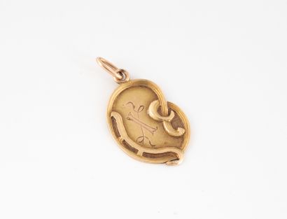 Médaille en or jaune (585) à décor d'un cartouche...