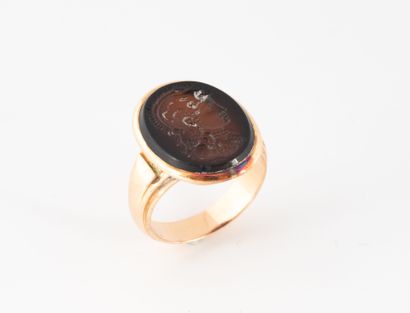 Bague en or rose (750) sertie d'une intaille...