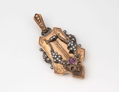 Neoclassical-style pink gold (750) pendant...
