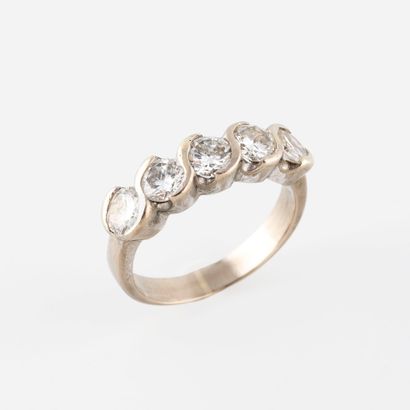 Bague en or gris (750) ornée de cinq diamants...