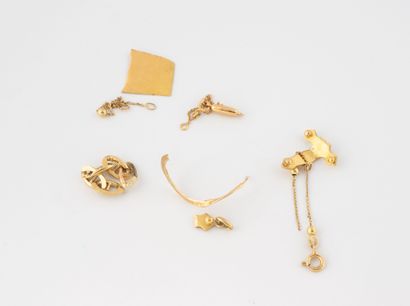 Lot of yellow gold (750) debris.
Total weight:...