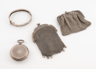 Lot argent (800) comprenant : 
- Une montre...