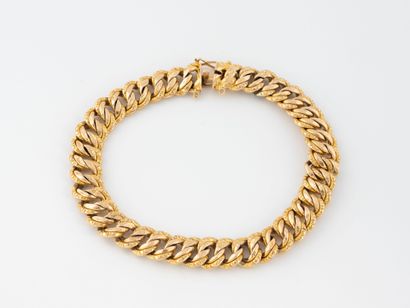 Hinged bracelet in yellow gold (750).
Ratchet...