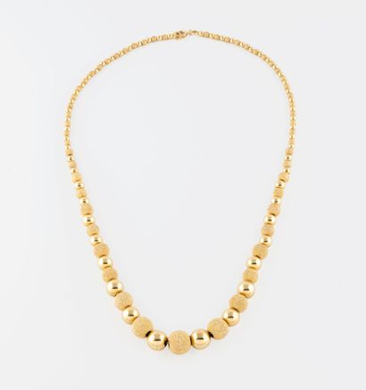 Collier en or jaune (750) retenant une alternance...