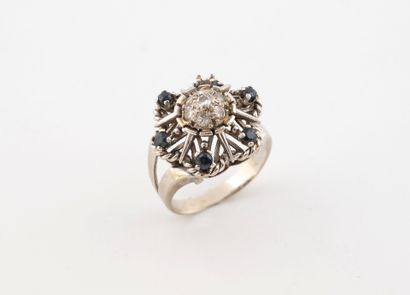 Bague fleur en or gris (750) avec petits...