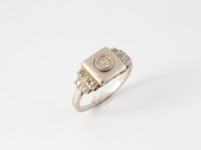 Fine bague or gris (750) et platine (950),...
