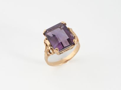 Bague en or rose (750) centré d'une améthyste...