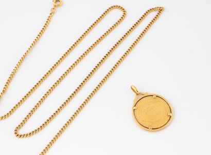Yellow gold (750) curb chain holding a Tunisian...