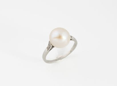 Bague en platine (850) ornée d'une perle...