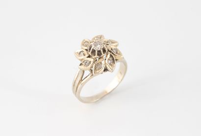Bague fleur en or gris (750) ornée de diamants...
