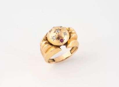 Bague en or jaune (750) centré d'une demie-sphère...