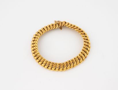 Bracelet gourmette ciselé en or (750).
Fermoir...